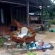 HARTA benda salah satu rumah warga yang menjadi korban berantakan di halaman rumah. Waspada/Ist