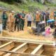 Pj Bupati Aceh Tamiang, Drs Asra ketika melakukan peninjauan perbaikan jembatan dalam program TMMD reguler ke 119 Kodim Aceh Tamiang, Selasa (20/2). (Waspada/Yusri).