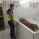 Personel Sat Lantas Polres Simalungun saat mengidentifikasi korban di Rumah Sakit.(Waspada/ist).