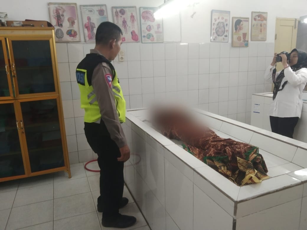 Personel Sat Lantas Polres Simalungun saat mengidentifikasi korban di Rumah Sakit.(Waspada/ist).
