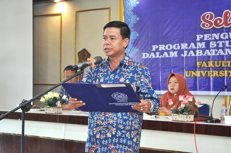 Rektor UM Tapsel, Muhammad Darwis, M.Pd saat mengukuhkan 53 orang Guru Profesional di Aula Kampus UM Tapsel, Jl.Sutan Mohd Arief, Padangsidimpuan, Senin (5/2).Waspada/ist