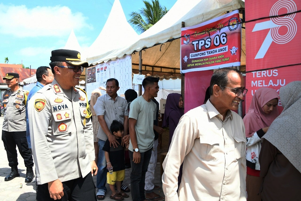 Pj Bupati Aceh Timur Ir Mahyuddin M.Si, didampingi Kapolres Aceh Timur AKBP Nova Suryandaru SIK, meninjau TPS Gampong Tanoh Anoe, Idi Rayeuk, Aceh Timur, Rabu (14/2). Waspada/H Muhammad Ishak