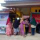 Masyarakat Kecamatan Kuala Baru terlihat tertib menunggu antrian, untuk menukarkan kupon paket sembako murah di Kantor Desa Kuala Baru Laut, Rabu (21/2). WASPADA/Dinas Pangan.