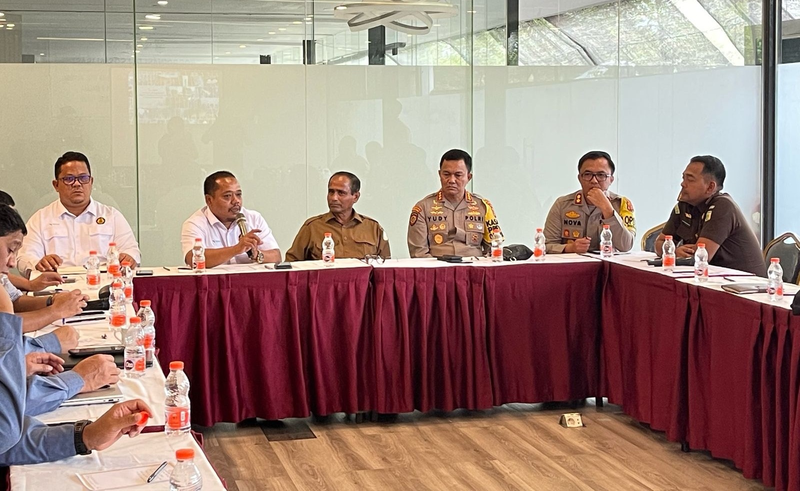 Pj Bupati Aceh Timur Ir Mahyuddin M.Si, menghadiri diskusi Koordinasi dan Sosialisasi Kegiatan Pengamanan Khusus Eksternal Objek Vital Nasional Wilayah Kerja Blok A PT Medco EP Malaka di Hotel The Royal Idi Rayeuk, Selasa (20/2). Waspada/Ist.
