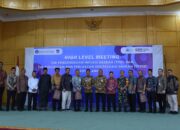 Pj Wali Kota Langsa, Syaridin, berfoto bersama pada acara High Level Meeting (HLM) Tim Percepatan dan Perluasan Digitalisasi Daerah (TP2DD) serta Tim Pengendalian Inflasi Daerah (TPID) tahun 2024, di Aula Cakra Donya Langsa, Kamis (22/2). Waspada/Rapian