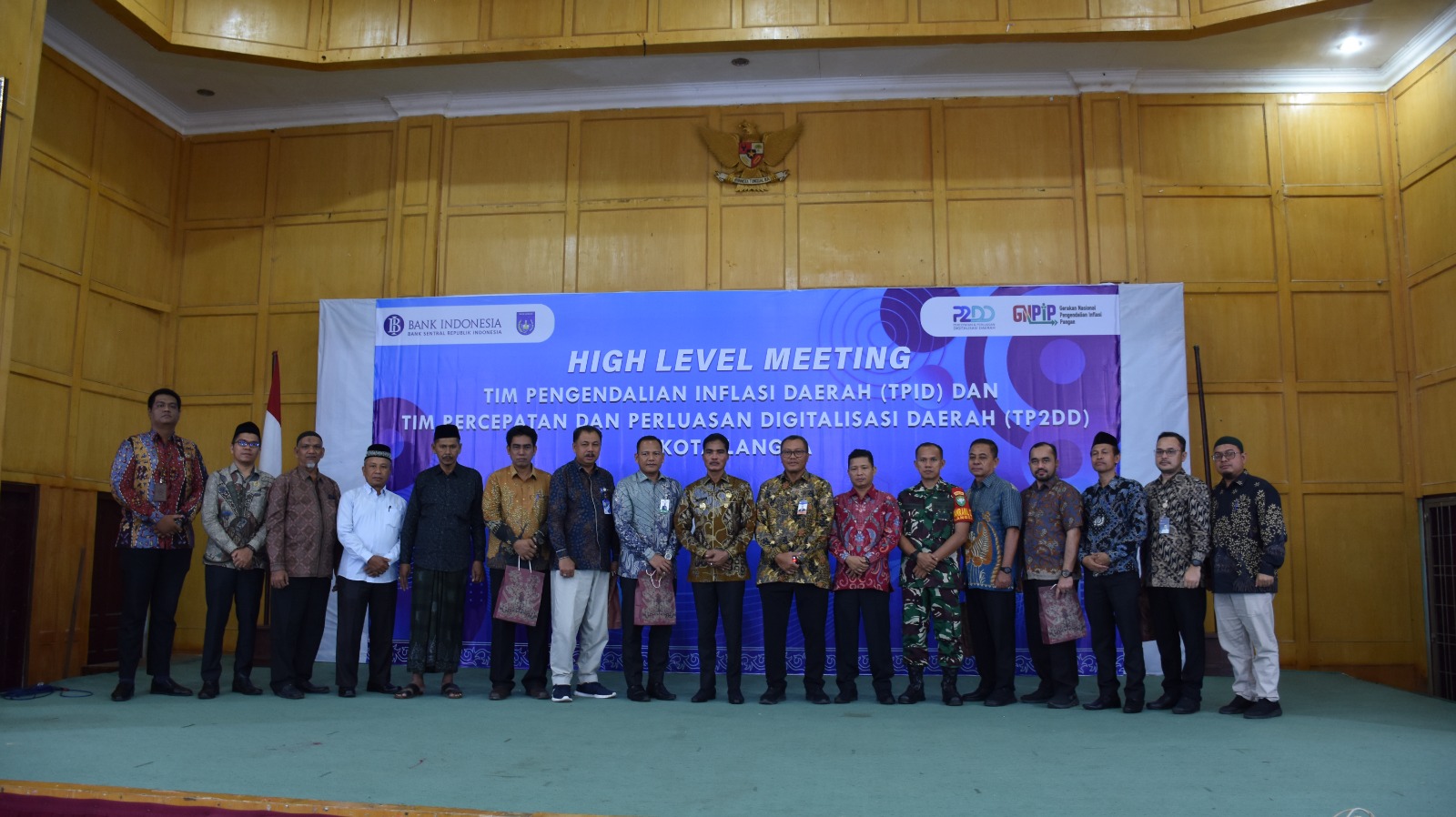 Pj Wali Kota Langsa, Syaridin, berfoto bersama pada acara High Level Meeting (HLM) Tim Percepatan dan Perluasan Digitalisasi Daerah (TP2DD) serta Tim Pengendalian Inflasi Daerah (TPID) tahun 2024, di Aula Cakra Donya Langsa, Kamis (22/2). Waspada/Rapian