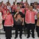 Wali Kota Pematangsiantar Susanti Dewayani (lima kiri) pose bersama narasumber dan peserta usai membuka sosialisasi penerapan Perki No. 1 tahun 2021 tentang standar layanan publik terkait penyelesaian sengketa informasi publik dan informasi yang ada pengecualian di gedung serbaguna Pemko, Jl. Merdeka, Kamis (22/2).(Waspada-Ist).