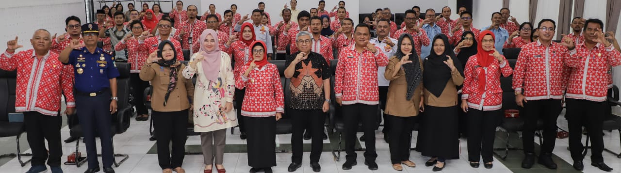 Wali Kota Pematangsiantar Susanti Dewayani (lima kiri) pose bersama narasumber dan peserta usai membuka sosialisasi penerapan Perki No. 1 tahun 2021 tentang standar layanan publik terkait penyelesaian sengketa informasi publik dan informasi yang ada pengecualian di gedung serbaguna Pemko, Jl. Merdeka, Kamis (22/2).(Waspada-Ist).