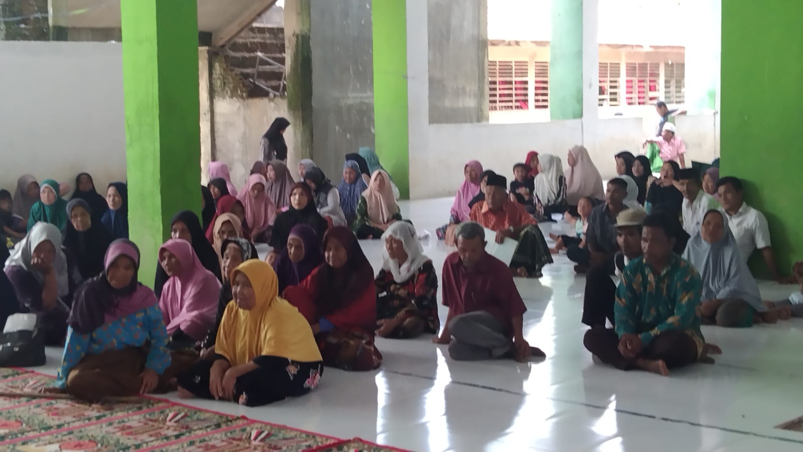 1.500 mustahiq miskin dari 17 Kecamatan di Padang Lawas menerima penyaluran zakat dari Badan Amil Zakat Nasional (BAZNAS) kabupaten Padang Lawas (Palas).(Waspada/Idaham Butar Butar)