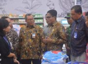 Pj Wali Kota Langsa, Syaridin didampingi Kepala Kantor Perwakilan BI Lhokseumawe, Gunawan, ST, saat meninjau salah satu pasar modern, di Gampong Paya Bujok Seuleumak, Kecamatan Langsa Baro, Kamis (22/2).Waspada/Rapian.