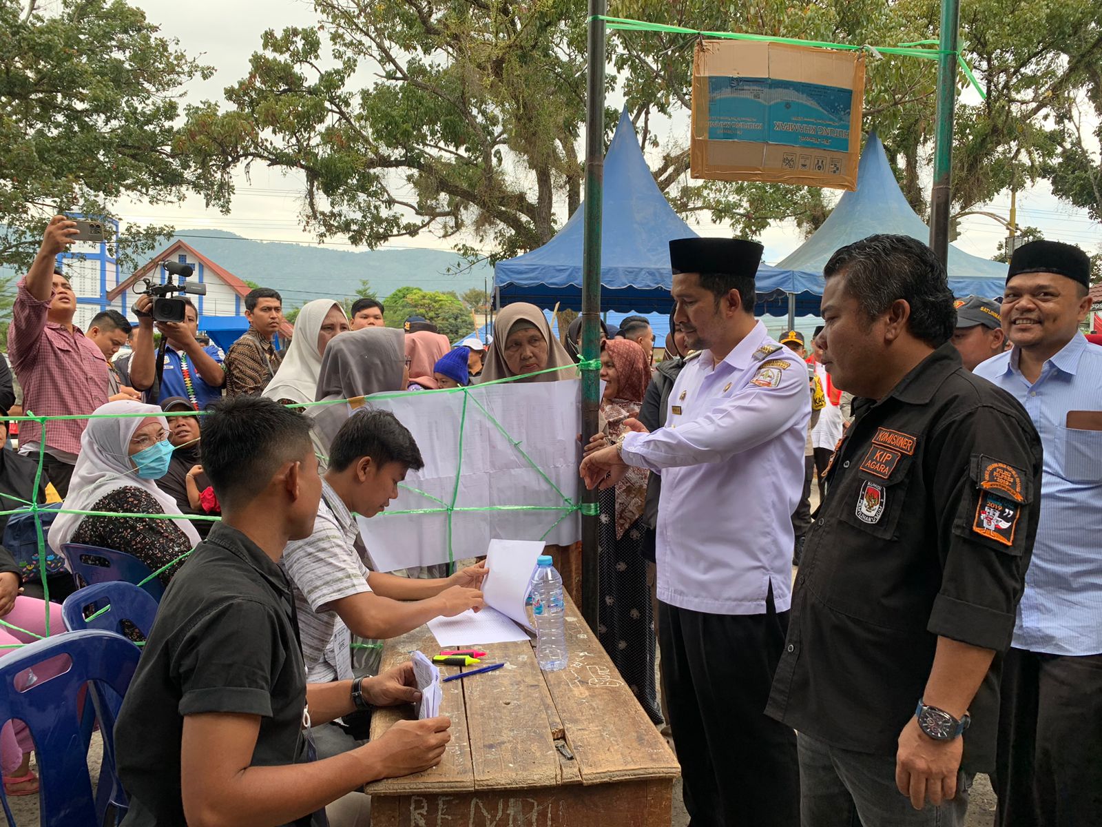 Syakir-Yulia Gunakan Hak Pilih Di TPS 001 Desa Kutacane Lama Syakir-Yulia Gunakan Hak Pilih Di TPS 001 Desa Kutacane Lama