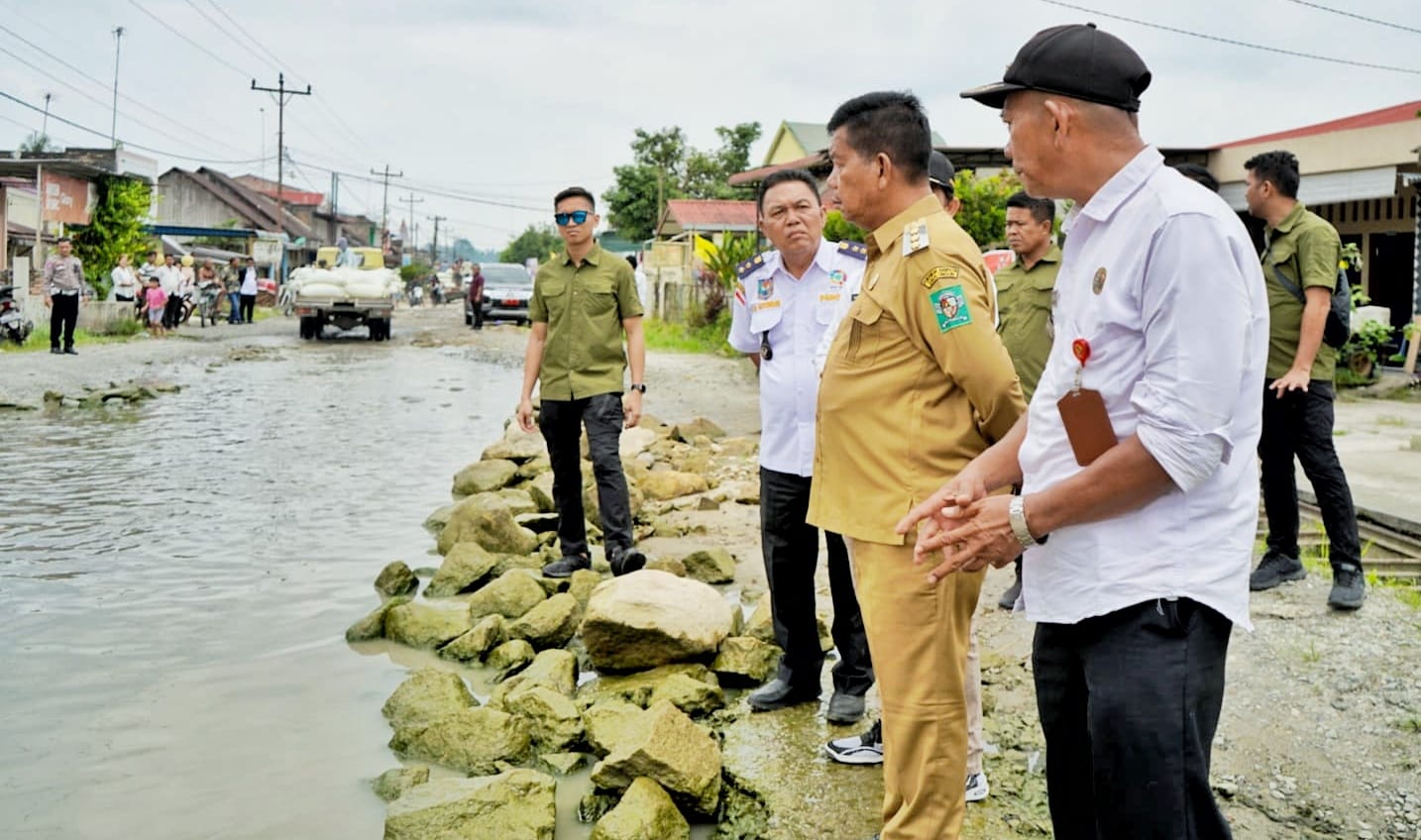 Bupati Simalungun Tinjau Jalan Berkubang Di Huta Bayuraja Bupati Simalungun Tinjau Jalan Berkubang Di Huta Bayuraja