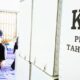 Sejumlah pekerja sedang meyusun kertas logistik pemulu di gudang, Waspada/ Muhammad Riza