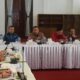 SEKDAKAB Deliserdang H.Timur Tumanggor, S.Sos,M.AP membacakan sambutan Bupati Deliserdang sekaligus membuka forum perangkat daerah/lintas Perangkat Daerah dalam rangka penyusunan RKPD Tahun 2025 di Aula Cendana lantai II Kantor Bupati Deliserdang, Kamis (22/2). (Waspada/Khairul K Siregar/B)