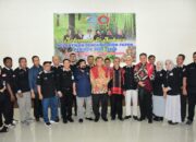 BUPATI Deliserdang HM Ali Yusuf Siregar didampingi Ketua Umum DPN FKPPN HN Serta Ginting foto bersama usai menghadiri pelantikan Pengurus Dewan Pimpinan Nasional Forum Komunikasi Pensiunan Perkebunan Nusantara (FKPPN) Periode 2023-2026 di Gedung Pamitran PTPN III Sei Karang, Kecamatan Galang, Kamis (22/2).- (Waspada/Ist)