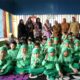 Bunda PAUD Banda Aceh, Wardiati, foto bersama anak-anak dan guru PAUD Salsabila usai melakukan monev. (Waspada/Zafrullah)