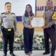 Kepala KPPN Pematangsiantar Nova Juliana Sianturi (tengah) menyerahkan penghargaan kepada Plt Kabagren AKP Linson Sinaga dan Kasi Keuangan Ipda Subhan Abdi mewakili Kapolres AKBP Yogen Heroes Baruno di aula KPPN, Jl. Rajamin Purba, Kamis (22/2), dimana Polres meraih peringkat pertama IKPA terbaik semester II 2023.(Waspada-Ist).