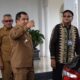 Pj Bupati Aceh Besar Muhammad Iswanto didampingi Asisten I Sekdakab Farhan AP dan para OPD Pemkab Aceh Besar menerima kunjungan silaturrahmi dan koordinasi Kepala BI Perwakilan Aceh Rony Widijarto P, di Meuligoe Bupati Aceh Besar, Kota Jantho, Selasa (20/2). (Waspada/Ist)