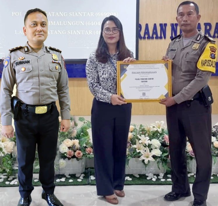 Kepala KPPN Pematangsiantar Nova Juliana Sianturi (tengah) menyerahkan penghargaan kepada Plt Kabagren AKP Linson Sinaga dan Kasi Keuangan Ipda Subhan Abdi mewakili Kapolres AKBP Yogen Heroes Baruno di aula KPPN, Jl. Rajamin Purba, Kamis (22/2), dimana Polres meraih peringkat pertama IKPA terbaik semester II 2023.(Waspada-Ist).