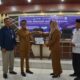 Pj Wali Kota Langsa, Syaridin, SPd, MPd saat menyerahkan sertifikat penghargaan kepada Kemenag Kota Langsa dan BKPSDM Kota Langsa sebagai Kementerian/Lembaga/Satuan Kerja Perangkat Daerah/Institusi dengan Koordinasi Terbaik dalam pengumpulan Data Publikasi Kota Langsa Dalam Angka 2024, Selasa (20/2). Waspada/rapian