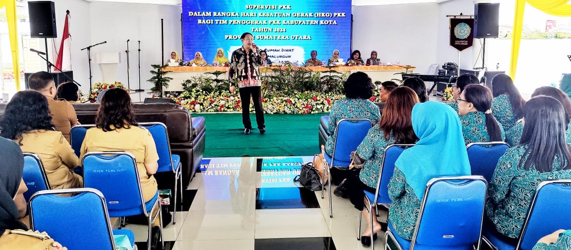 Tim supervisi desa (nagori)/kelurahan percontohan Pemprovsu, Riza Pahlevi Lubis (Sek.TP PKK Sumut) saat memberikan pencerahan bagi TP PKK Kab. Simalungun, Selasa (20/2).(Waspada/ist).