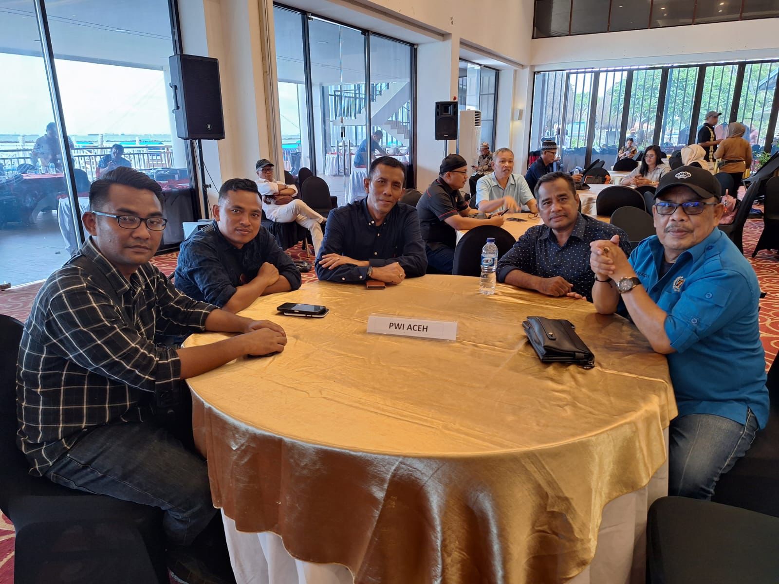 Ketua PWI Aceh, Nasir Nurdin (kanan) bersama pengurus PWI Aceh lainnya yang mengikuti rangkaian HPN tahun 2024 di Ancol, Jakarta Utara. (Waspada/Ist)