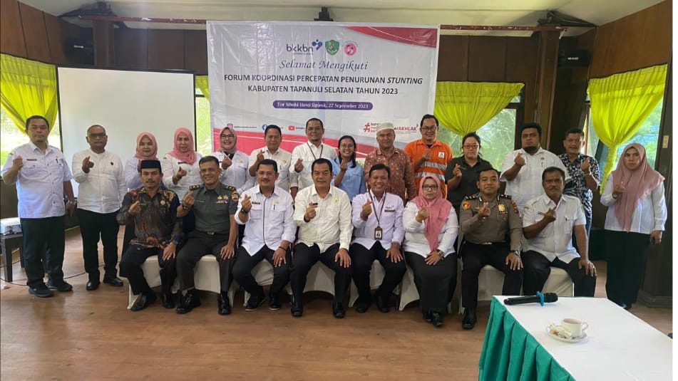 Forkopimda dan Kordinator CD/CSR PT.Toba Pulp Lestari (TPL) foto bersama dalam Forum Kordinasi Percepatan Penurunan Stunting Kabupaten Tapanuli Selatan.(Waspada/Ist)