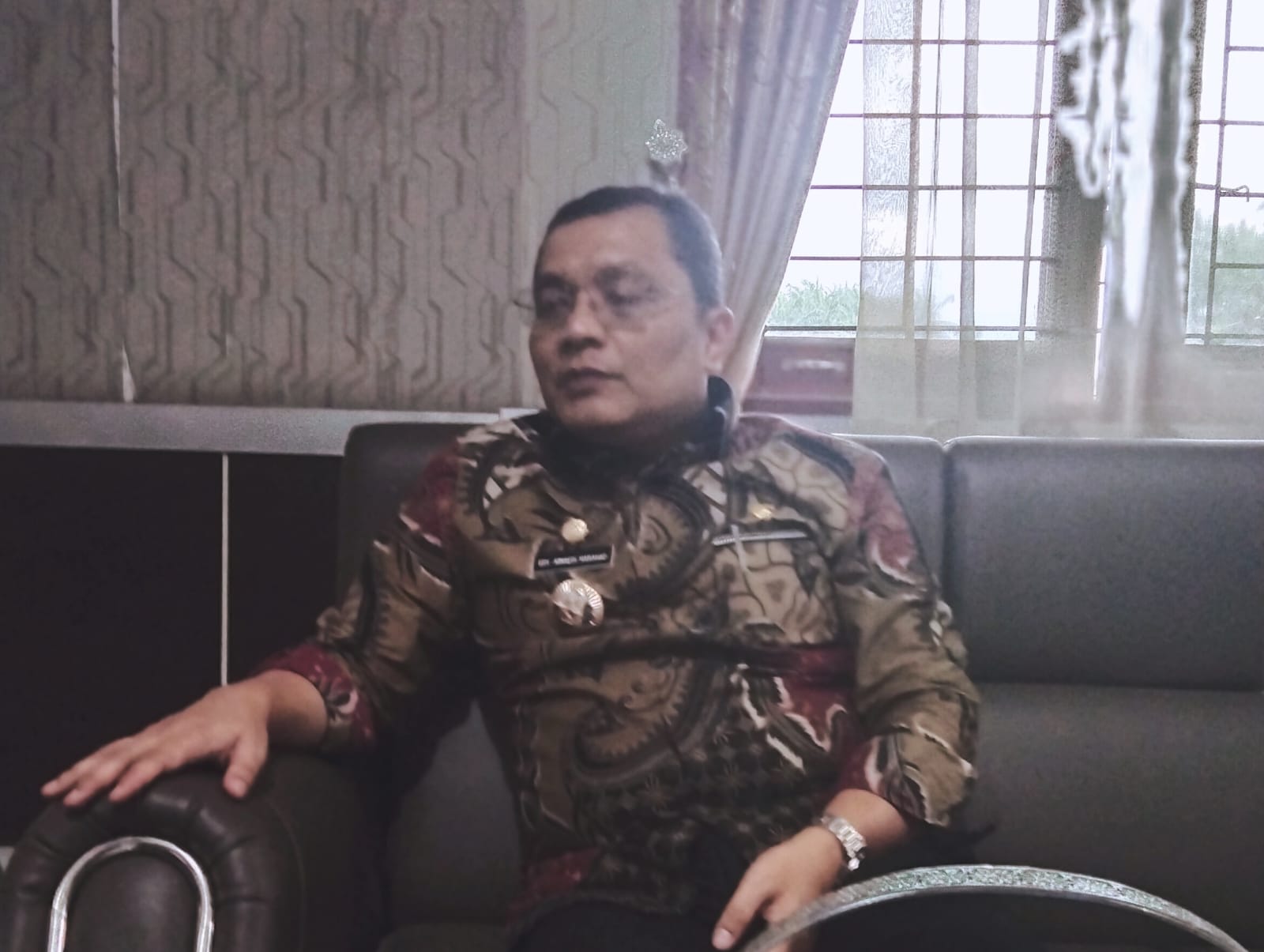 Penjabat Bupati Padang Lawas, Dr. Edy Junaedi, S.STP, M.Si saat bertemu wartawan, Kamis (22/2). Waspada/Ist