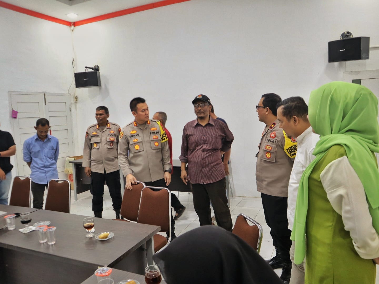 Tampak dalam gambar Kapolres Sabang, AKBP Erwan, SH, MH sedang bincang-bincang dengan Ketua KIP Sabang, Akmal Said. (Waspada/ist)