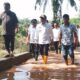 Penjabat (Pj) Bupati Padang Lawas (Palas), Dr. Edy Junaidi, S.STP, M.Si tinjau lokasi terdampak banjir. Termasuk desa Lumban Huayan kecamatan Sosa Julu, Kabupaten Padang Lawas, Rabu (21/2).(Waspada/Idaham Butar Butar)
