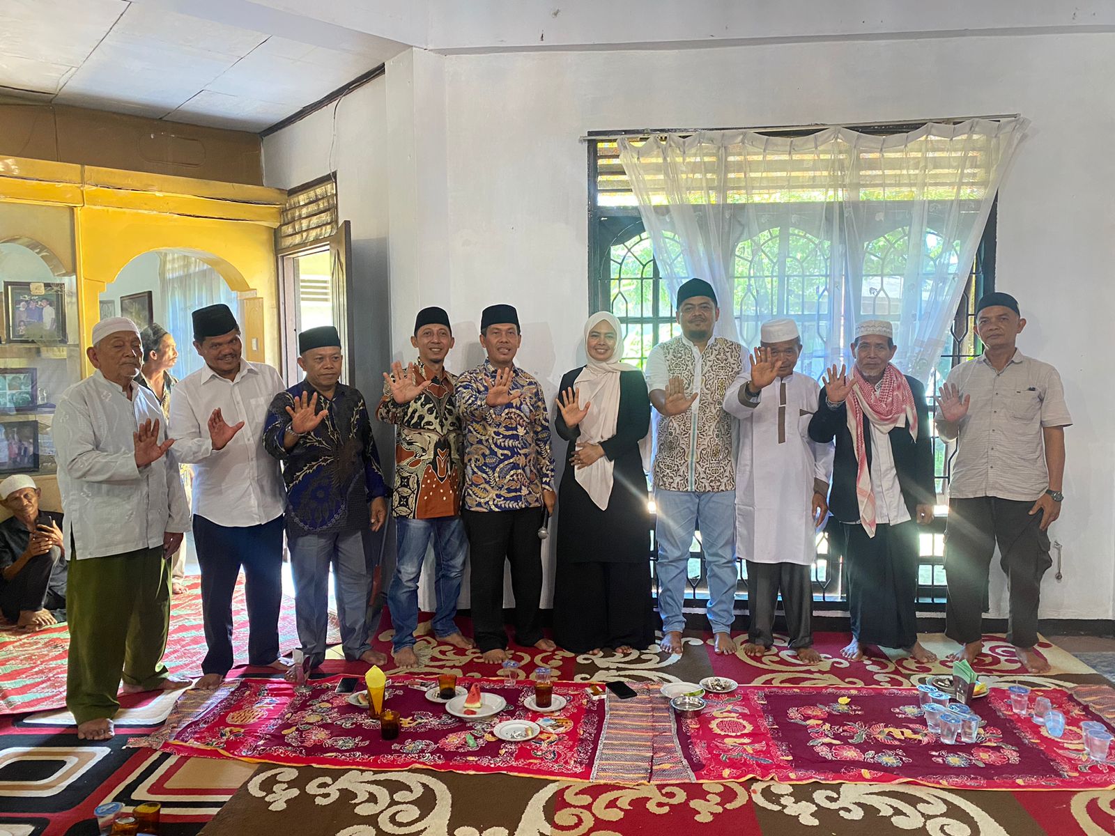 Ketua Nasdem Kota Subulussalam, Jaminuddin Berutu, S.PdI, M.Si (lima kiri) dan Pianti Mala (lima kanan) pada Deklarasi Nasdem Pilkada Kota Subulussalam. (Waspada/Ist)