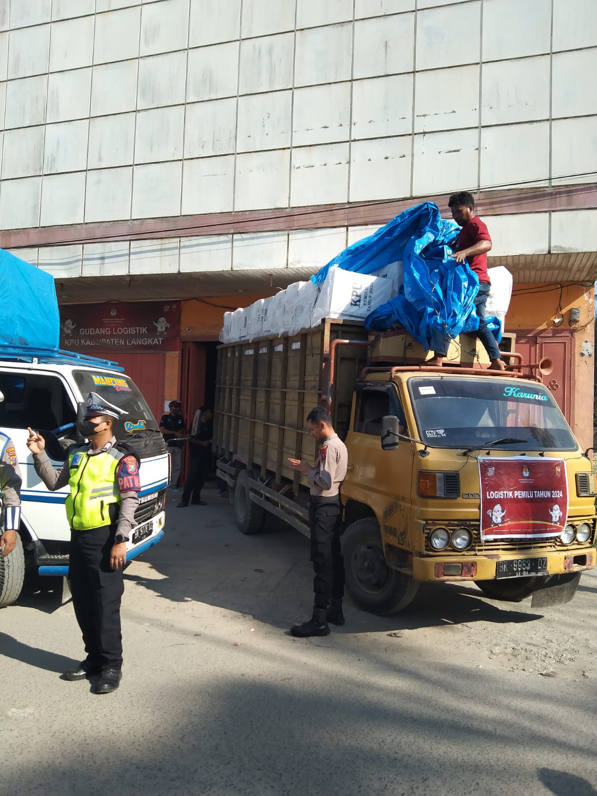 Personel Polres Langkat melaksanakan pengawalan ketat pergeseran kotak suara dari Kecamatan/PPK Stabat hingga Gudang KPU, Sabtu (24 /2/ 2024). Waspada/ist
