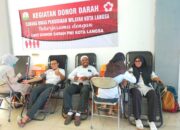 Tampak keluarga besar Cabang Dinas Pendidikan Langsa saat mendonorkan darahnya, di kantor setempat, Rabu (21/2). Waspada/Rapian.