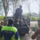 Personel Polsek Pinangsori angkut sepeda motor kelompok anak muda yang kerap melakukan aksi balap liar di sekitar Jalan Asrama Haji menuju Bandara FL Tobing Pinangsori menggunakan mobil pick up L 300 setelah di razia, Minggu (4/2) sore. Waspada/ist