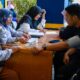 Tim Dinkes Aceh sedang melakukan pemeriksaan kesehatan kepada ASN Dishub Aceh setelah kegiatan olahraga bersama yang bertema 3000 Langkah Bersama Dishub Aceh. (Waspada/Zafrullah)