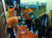 Terlihat jenazah MFIR saat dievakuasi oleh tim Polres Langsa dibantu TNI serta masyarakat setempat, Sabtu (24/2). Waspada/Rapian