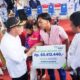 Menteri Koordinator Bidang Pembangunan Manusia dan Kebudayaan Indonesia, Prof. Dr. Muhadjir Effendy, M.A.P. bersama Direktur Kepesertaan BPJS Ketenagakerjaan Zainudin serahkan santunan kepada ahli waris peserta BPJamsostek di kawasan Belawan Medan, Sabtu (17/2). Waspada/ist.