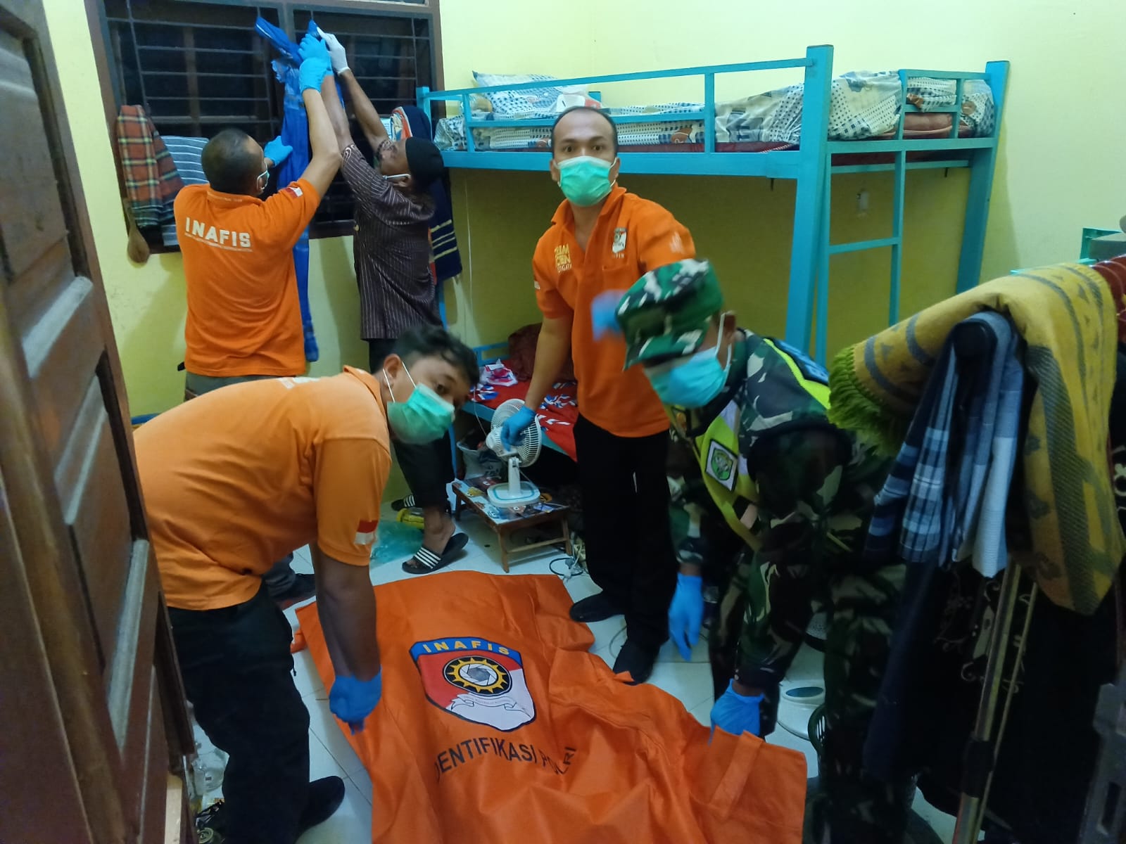 Terlihat jenazah MFIR saat dievakuasi oleh tim Polres Langsa dibantu TNI serta masyarakat setempat, Sabtu (24/2). Waspada/Rapian