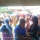Antrean warga yang mengambil kupon memadati Poskamling di dermaga kapal Desa Haloban PBB. Warga yang sudah mengambil kupon dan membayar barang yang hendak dibeli, bisa langsung mengambil paket sembako di pasar terapung. WASPADA/Dinas Pangan.
