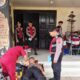 Personel Polres Aceh Timur melakukan donor darah saat puncak peringatan HPN dan HUT PWI Aceh Timur Tahun 2024 di Komplek ISC Aceh Timur di Idi, Selasa (20/2). Waspada/H. Muhammad Ishak