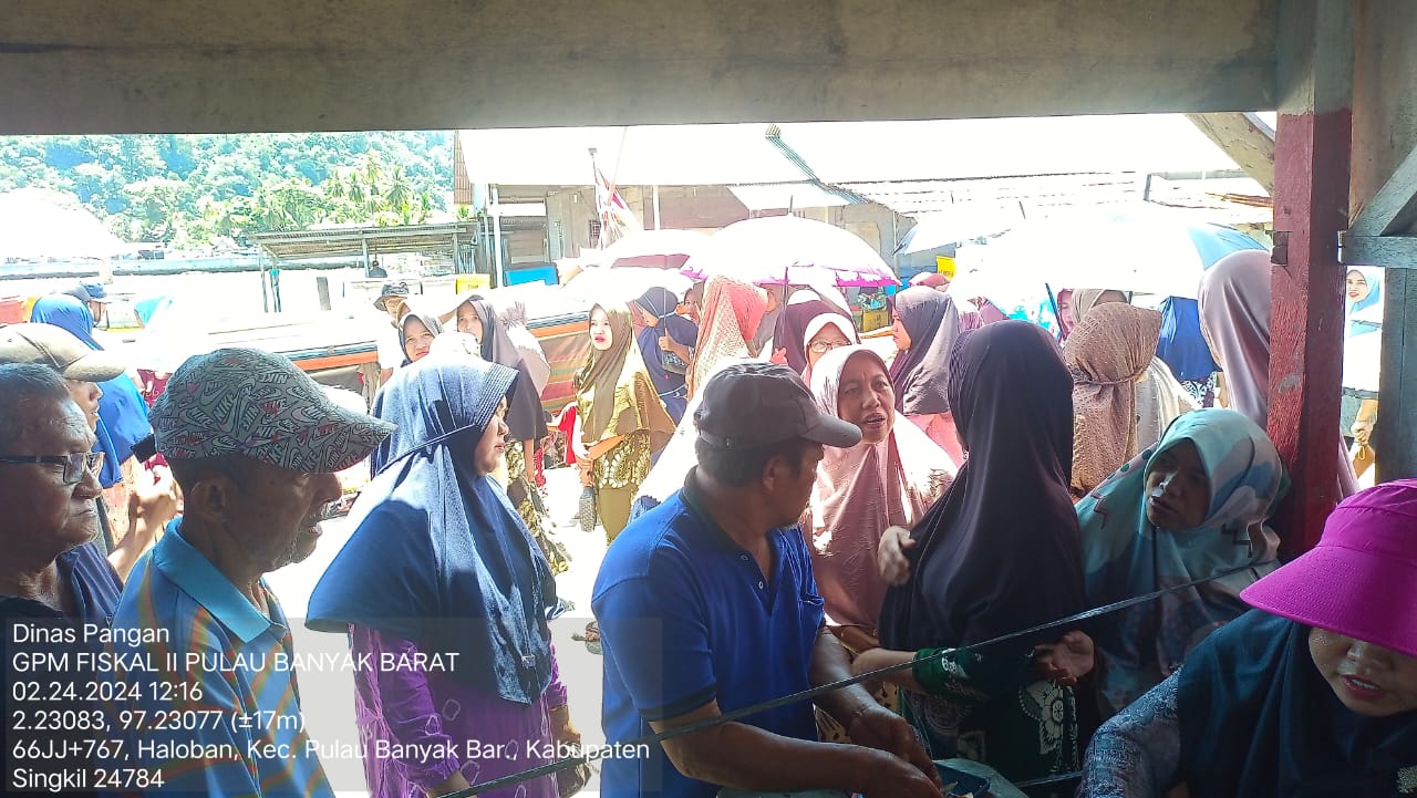 Antrean warga yang mengambil kupon memadati Poskamling di dermaga kapal Desa Haloban PBB. Warga yang sudah mengambil kupon dan membayar barang yang hendak dibeli, bisa langsung mengambil paket sembako di pasar terapung. WASPADA/Dinas Pangan.