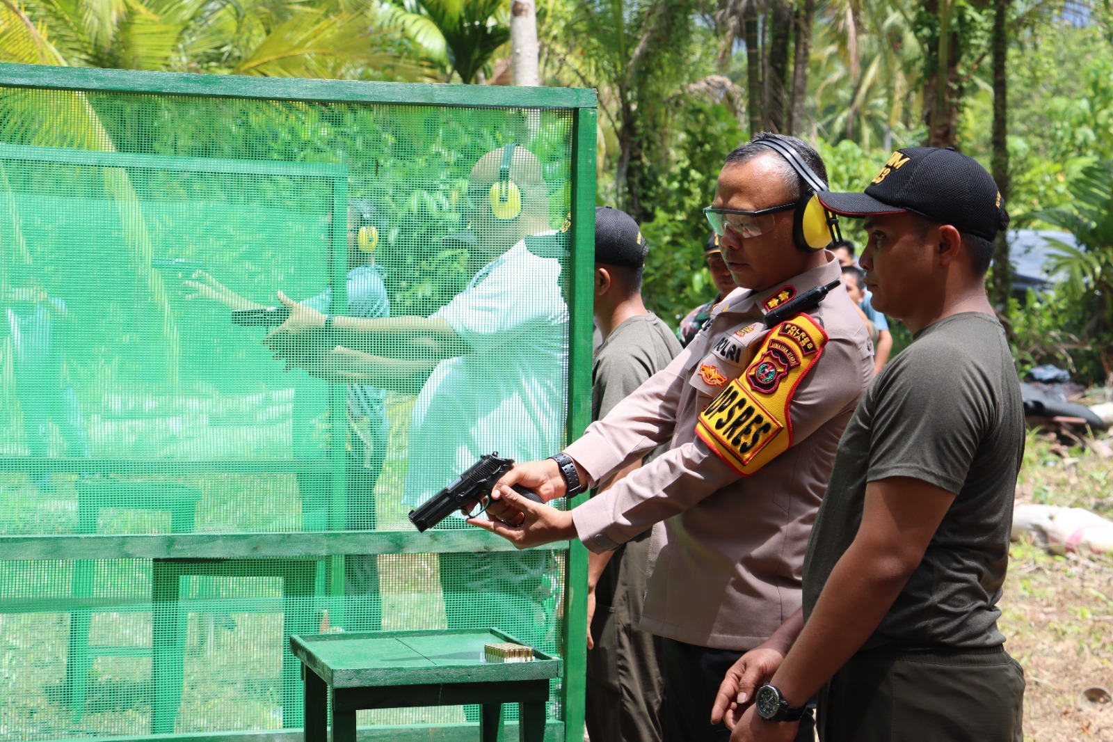 Kapolres Nias, AKBP, Revi Nurvelani saat mengikuti Shooting For Peace bertempat di Sawakete Afulu bersama Forkopimda Nias Utara, Sabtu (24/2). Waspada/Ist