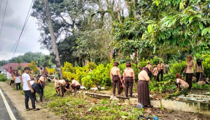 Bangun Pribadi Peduli Lingkungan, Peserta Perimtaq Bersihkan TPU