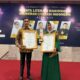 Pj Wali Kota Langsa, Syaridin dan Kepala Dinas Pendidikan dan Kebudayaan Kota Langsa, Suhartini saat menerima penghargaan Anugerah Literasi Indonesia dari Forum Indonesia Menulis, di Aula lantai 4 gedung Perpustakaan Aceh, Sabtu (24/2). Waspada/Rapian