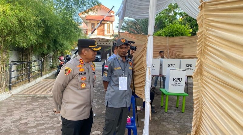 Wakapolresta Banda Aceh, AKBP Satya Yudha Prakasa, saat mengecek TPS 03 di Kampung Keuramat, Kecamatan Kuta Alam, Banda Aceh, yang bermasalah saat Pemilu 14 Februari lalu dan hari ini, Kamis (22/2) melakukan pemungutan suara ulang (PSU). (Waspada/Zafrullah)