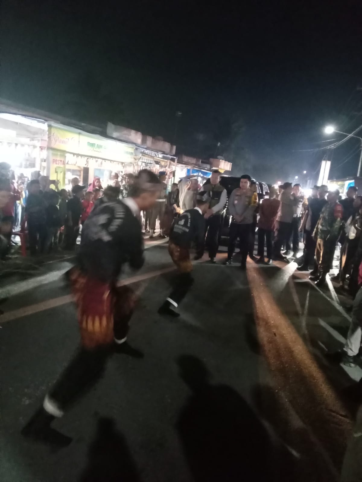 PENJABAT (Pj) Bupati Batubara Nizhamul, SE, MM didampingi Kapolres AKBP Taufik Hidayat Thayeb beserta rombongan disambut dengan pencak silat. Waspada/Iwan Has