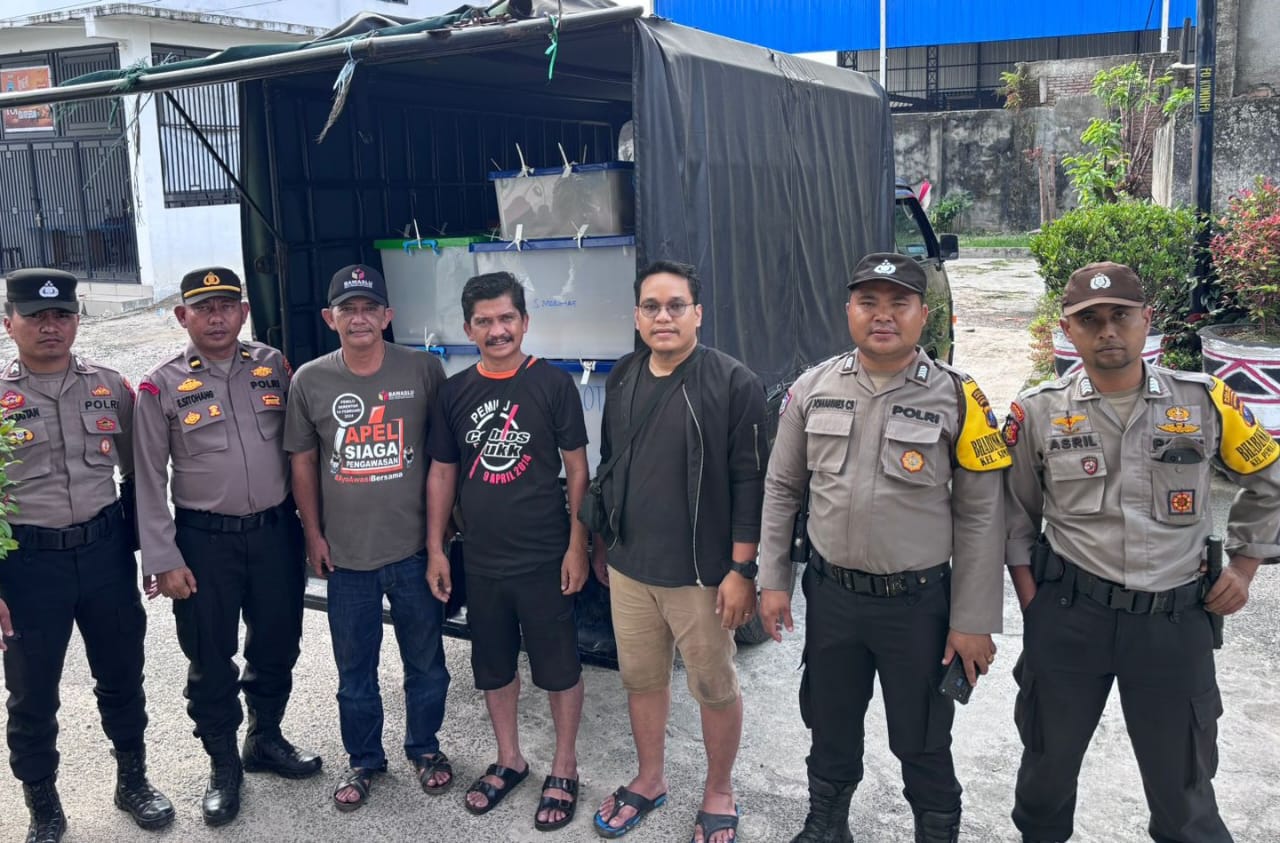 Personel Polres Pematangsiantar dengan melekat melakukan pengamanan dan pengawalan sampai ke gudang logistik KPU, Jl. Parapat, usai PPK Siantar Marihat selesai melaksanakan rekapitulasi penghitungan suara Pemilu 2024 di kantor Camat Siantar Marihat, Sabtu (24/2) pukul 02:15.(Waspada-Ist).