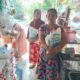 DUA ibu rumah tangga, Yani dan Nurhamidah mengeluhkan tingginya harga beras. Waspada/Asrirrais