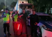 Polres Pematangsiantar melaksanakan pengamanan jalur dan pengawalan melintasnya mobil truk logistik F1H2O mulai dari Jl. Medan, jembatan Sigagak, perbatasan Kab. Simalungun sampai Jl. Parapat, perbatasan Simalungun, Minggu (25/2) mulai pukul 01:30 sampai selesai.(Waspada-Ist).