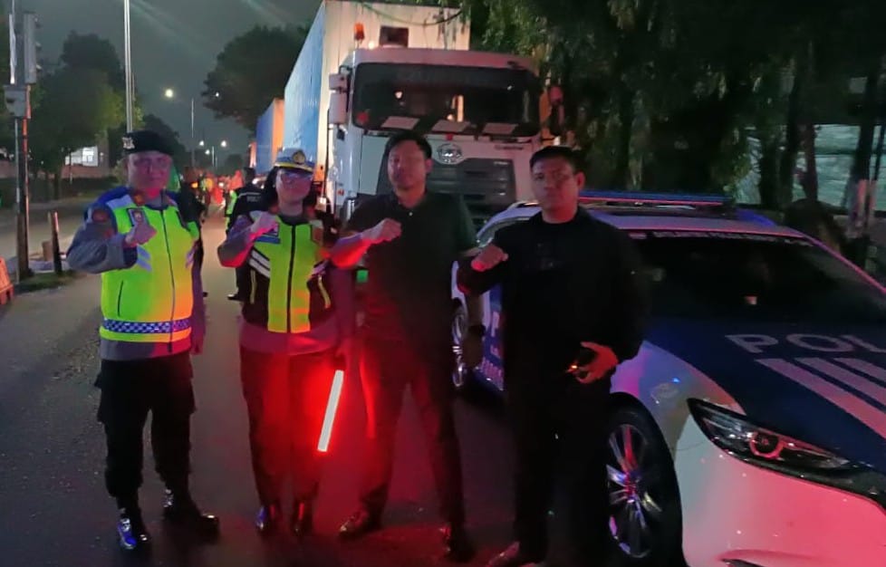 Polres Pematangsiantar melaksanakan pengamanan jalur dan pengawalan melintasnya mobil truk logistik F1H2O mulai dari Jl. Medan, jembatan Sigagak, perbatasan Kab. Simalungun sampai Jl. Parapat, perbatasan Simalungun, Minggu (25/2) mulai pukul 01:30 sampai selesai.(Waspada-Ist).